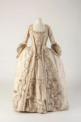 Crèmekleurige gestreepte en gedessineerde geweven zijden robe à la française, 1770s